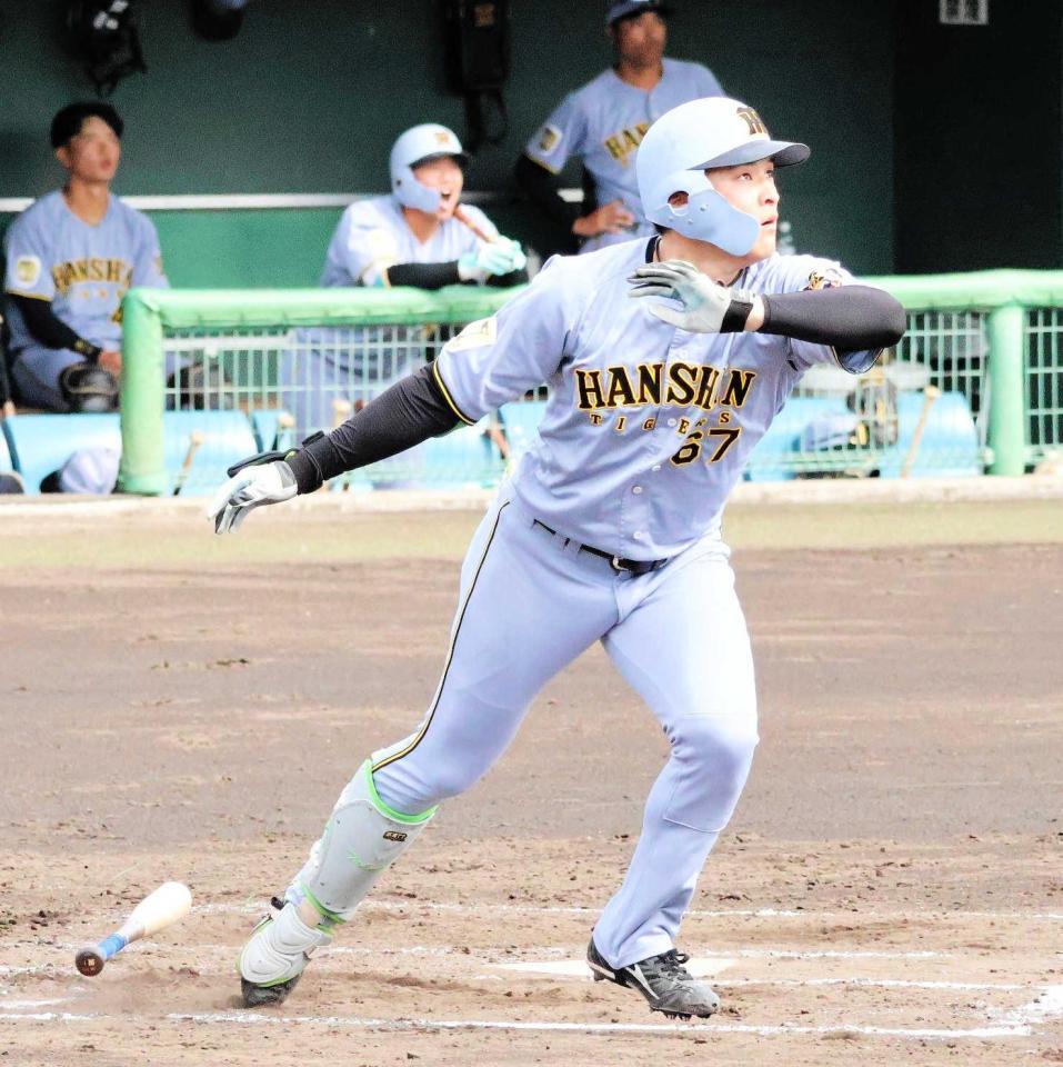 　３回、先制３ランを放つ高寺（撮影・藤丸紘生）