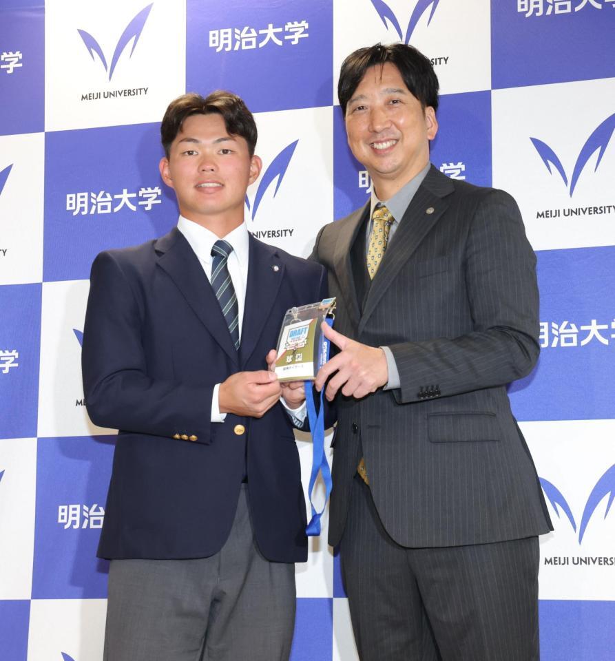 藤川監督（右）と並んで笑顔を見せる阪神１位の明大・榊原七斗（撮影・西岡正）