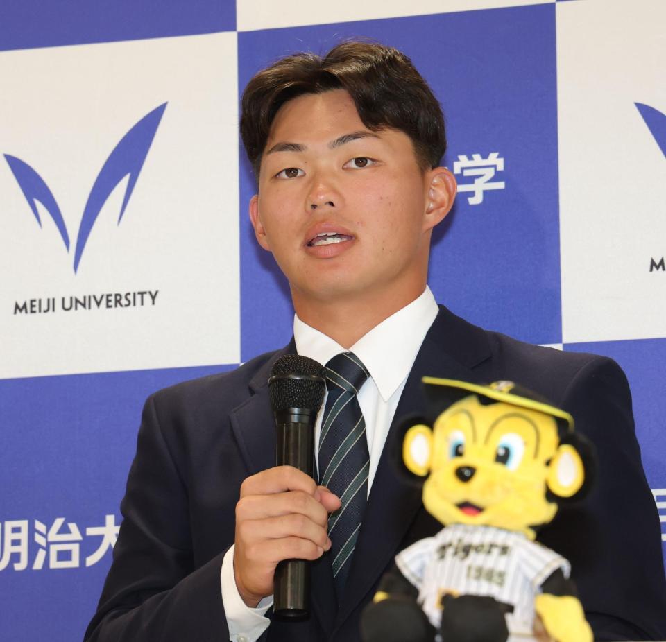 指名あいさつを終え、会見する阪神１位の明大・榊原七斗（撮影・西岡正）