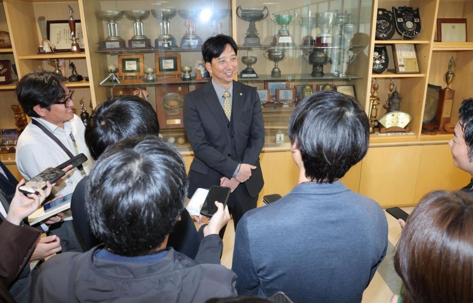 就任する巨人・松井新監督について話す藤川監督（撮影・西岡正）