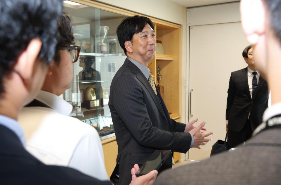 就任する巨人・松井新監督について話す藤川監督（撮影・西岡正）
