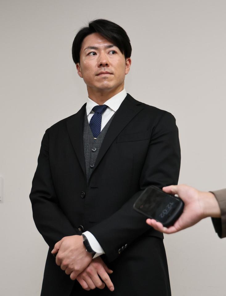 戦力外通告を受け、会見する長坂（撮影・田中太一）