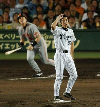 　松井を打ち取る藤川＝２００２年９月