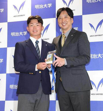 　藤川監督（右）と並んで笑顔を見せる阪神１位指名の榊原（撮影・西岡正）