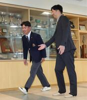 　藤川監督（右）にエスコートされ会見場に入る榊原
