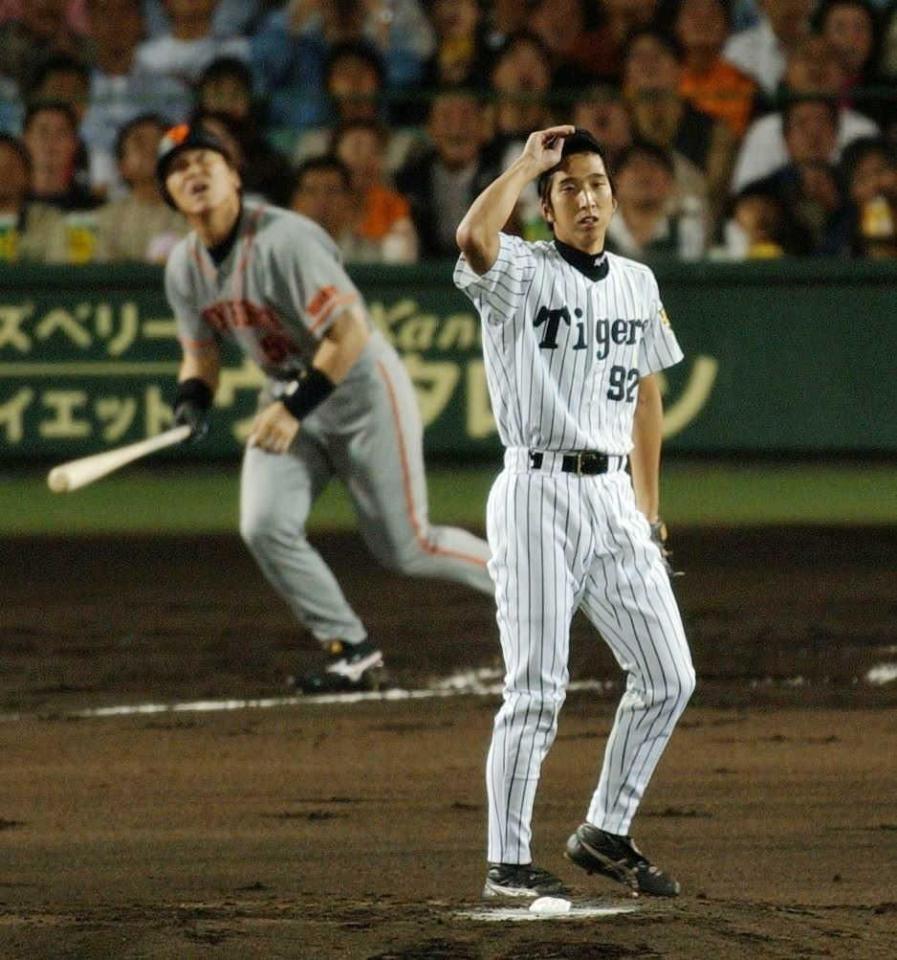 　松井を打ち取る藤川＝２００２年９月