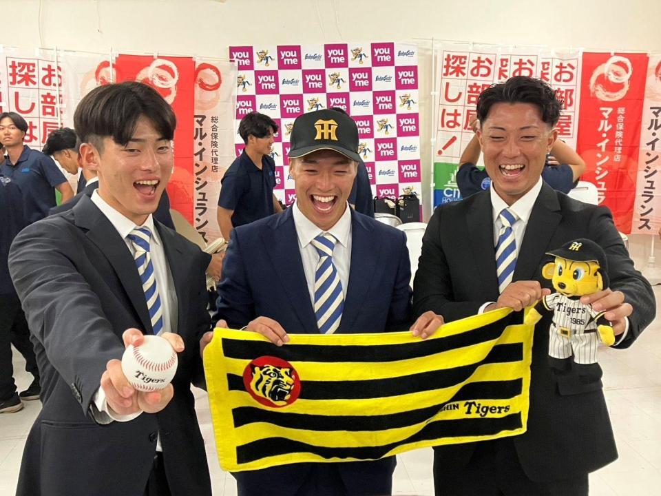 ２２日、阪神から７位で指名を受けた石井（中央）、育成１位・山下（右）、同２位・荒木（左）
