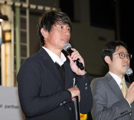 　震災イベントの司会を務めた的場寛一氏（左）＝１月