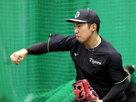 キャッチボールをして調整する石井（撮影・立川洋一郎）