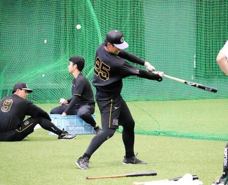 連続ティーを行う阪神・谷端