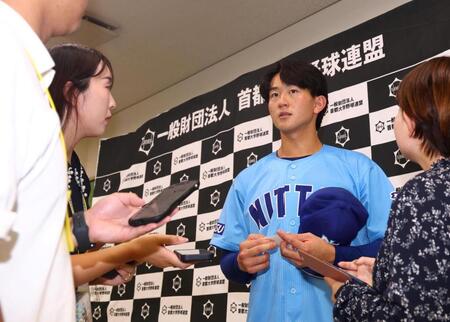 取材に応じる日体大・馬場拓海（右から２人目）＝撮影・石井剣太郎