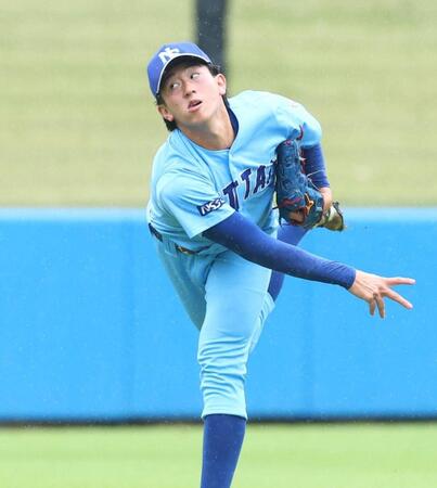 キャッチボールする日体大・馬場拓海（撮影・石井剣太郎）