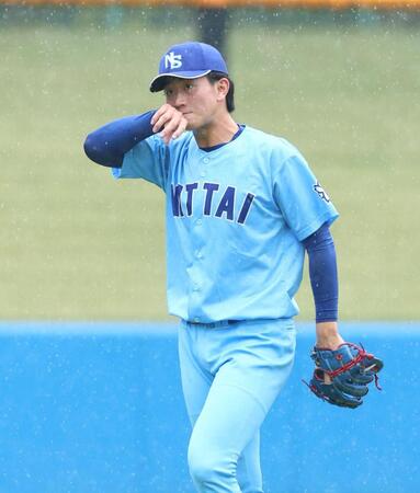 雨が激しくなり、屋内に戻る日体大・馬場拓海（撮影・石井剣太郎）
