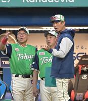 　今季はヤクルトの打撃コーチを務めた坪井智哉氏（右）