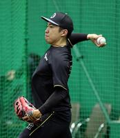 キャッチボールする阪神・石井大智＝甲子園（撮影・山口登）