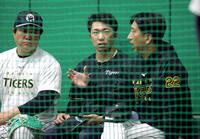 　藤川監督（右）の話を聞く石井。左は安藤コーチ（撮影・立川洋一郎）