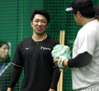 阪神・安藤優也コーチ（右）と談笑する阪神・石井大智＝甲子園（撮影・山口登）