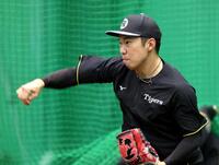 キャッチボールをして調整する石井（撮影・立川洋一郎）