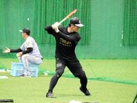 連続ティーを行う阪神・谷端
