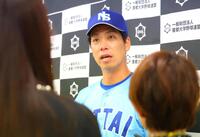 取材に応じる日体大・辻孟彦コーチ（撮影・石井剣太郎）
