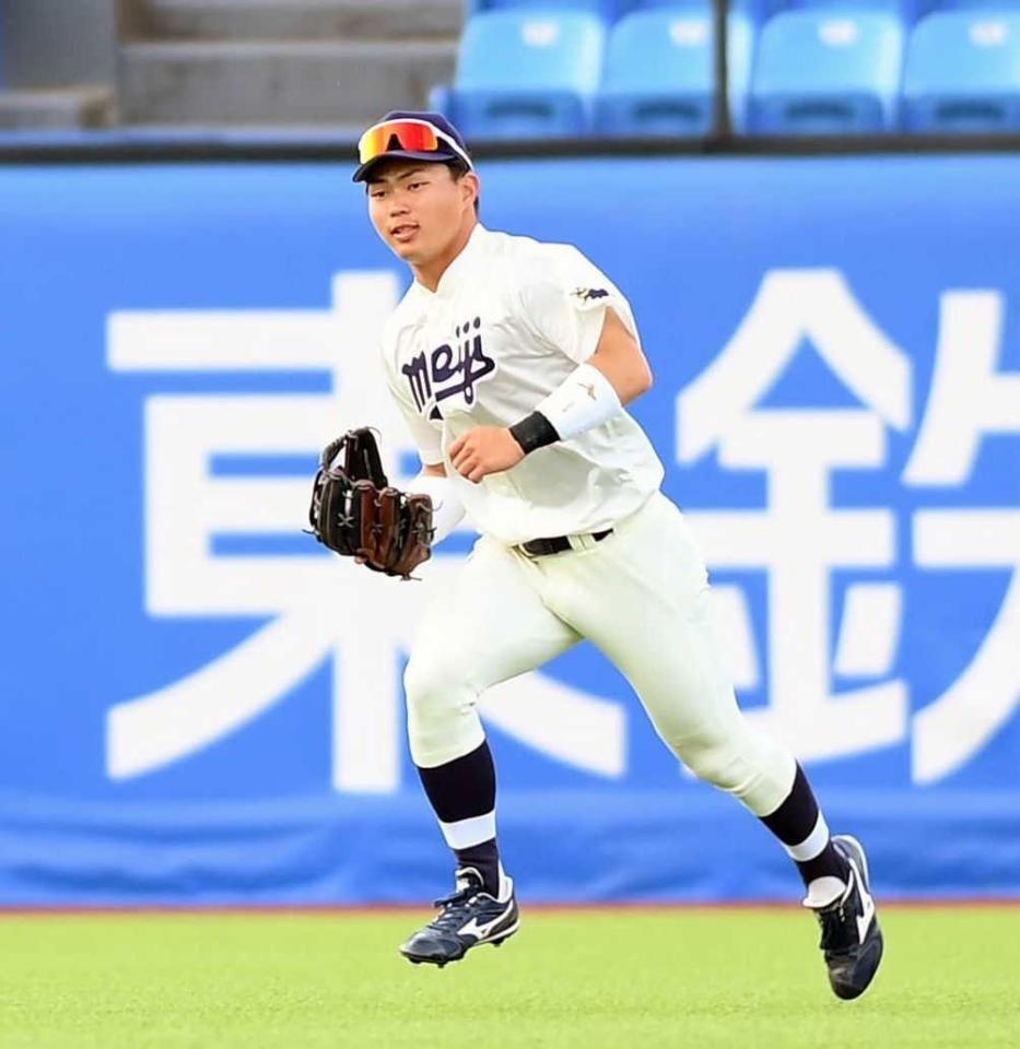 　守備で軽快な動きを見せる明大・榊原