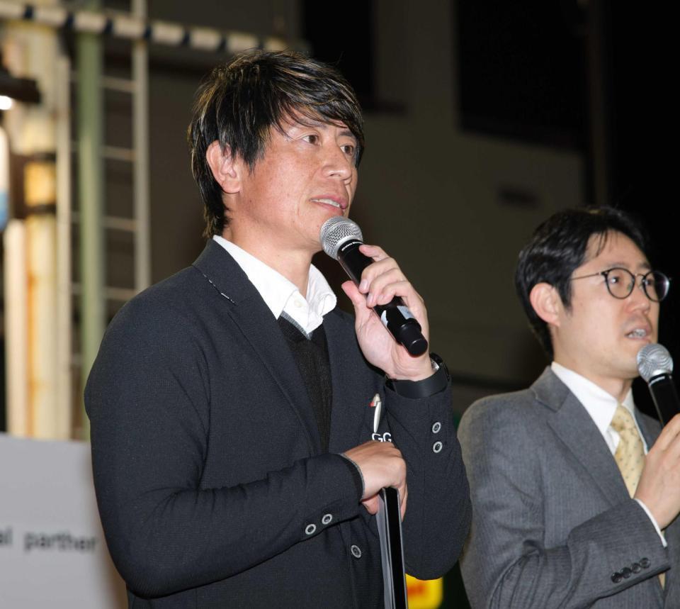 　震災イベントの司会を務めた的場寛一氏（左）＝１月