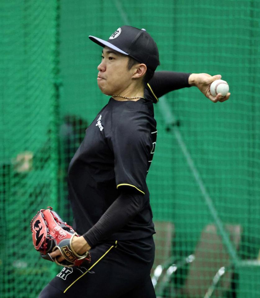 キャッチボールする阪神・石井大智＝甲子園（撮影・山口登）