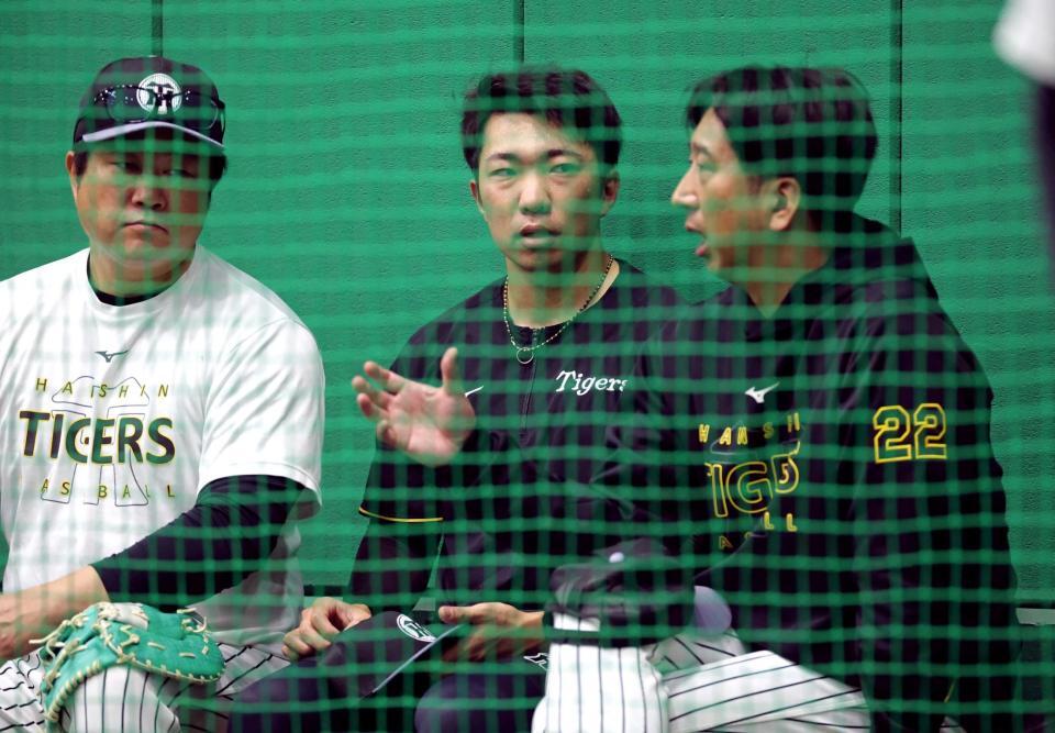 　藤川監督（右）の話を聞く石井。左は安藤コーチ（撮影・立川洋一郎）