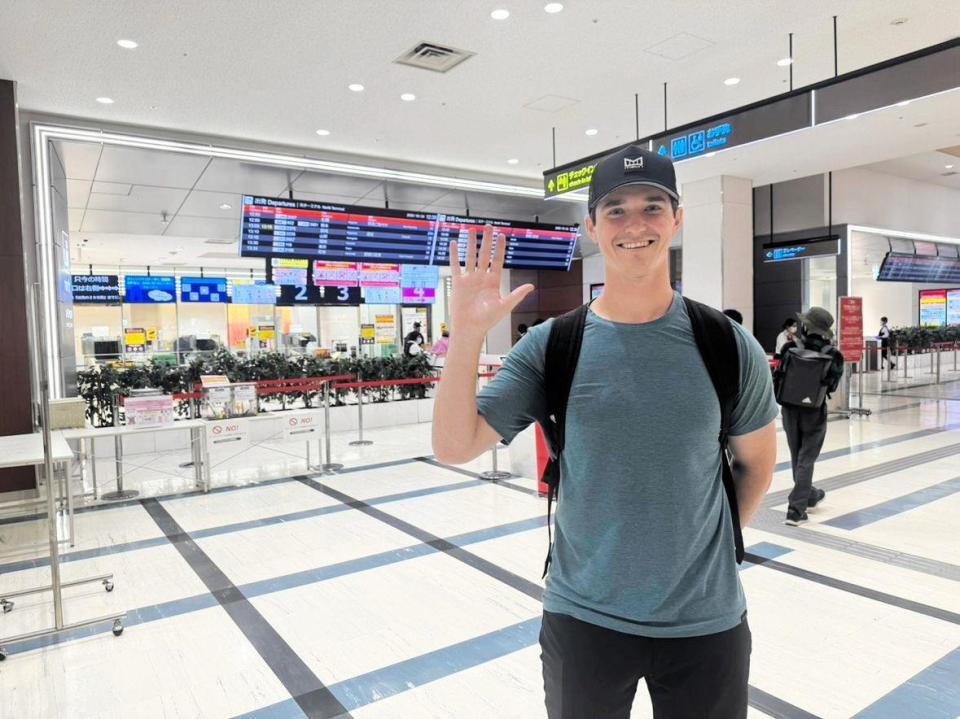 帰国を前に笑顔を見せる阪神のイーストン・ルーカス＝伊丹空港（球団提供）