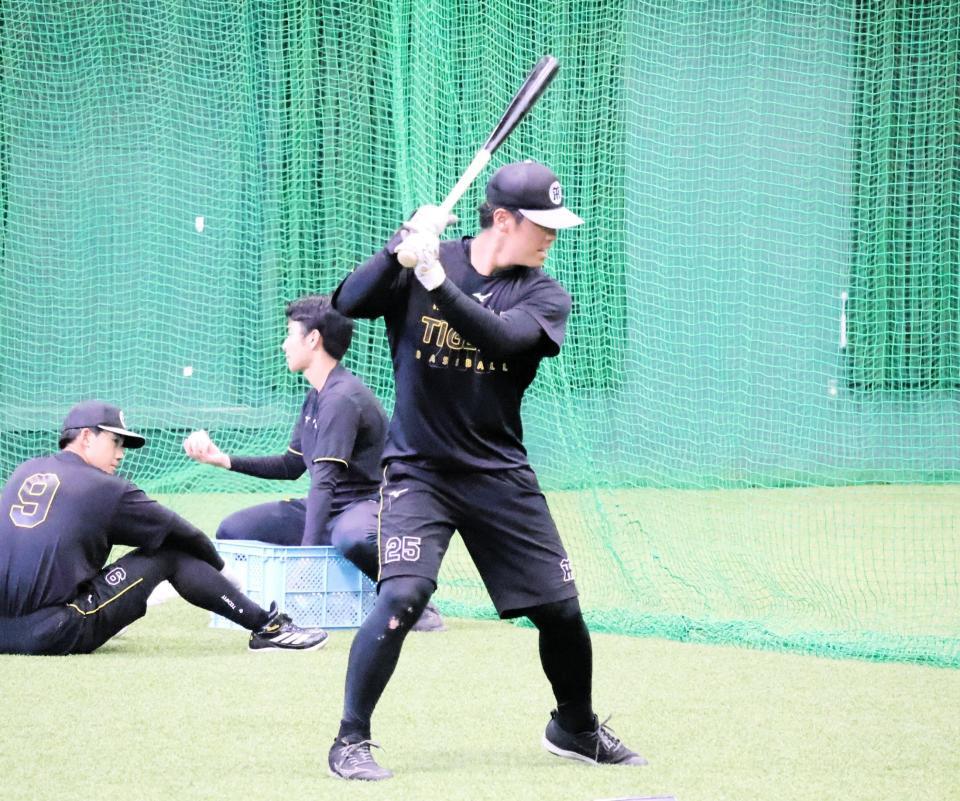 連続ティーを行う阪神・谷端
