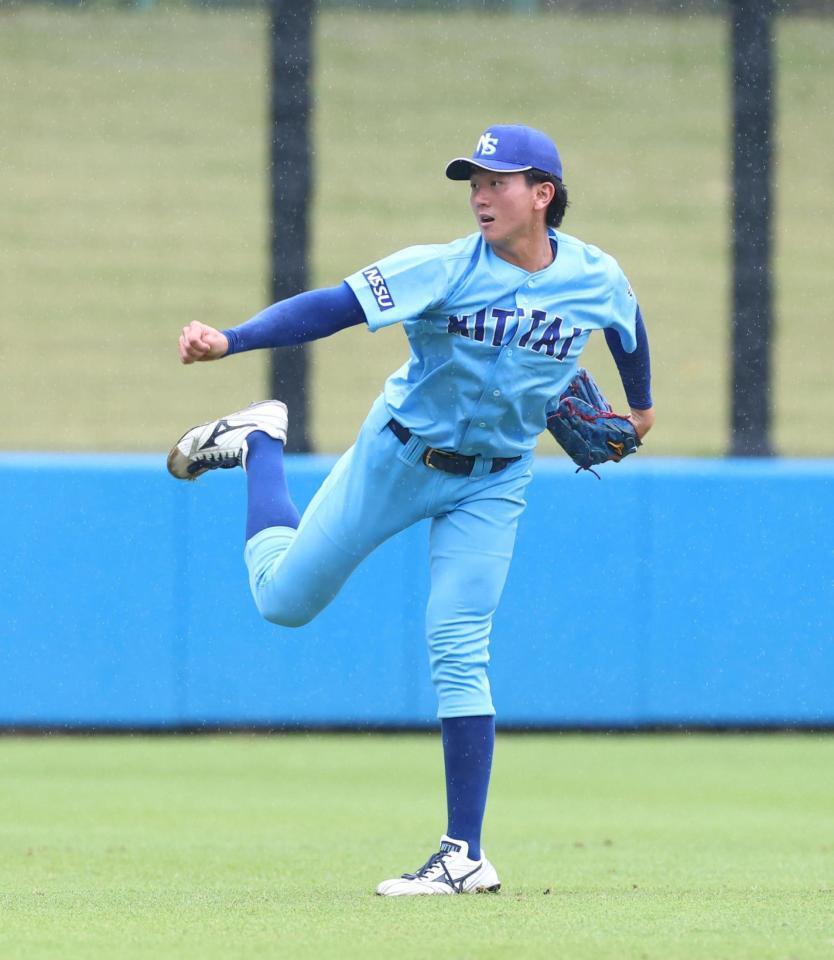 キャッチボールする日体大・馬場拓海（撮影・石井剣太郎）