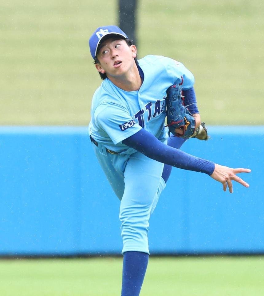 キャッチボールする日体大・馬場拓海（撮影・石井剣太郎）