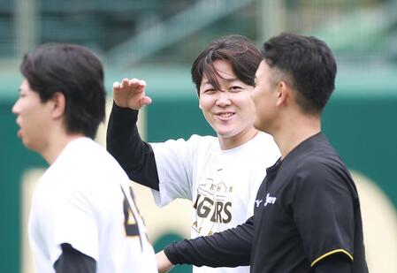 笑顔で練習に臨む木下（中央）＝撮影・西田忠信