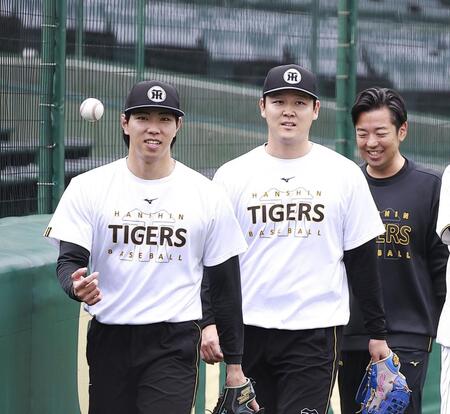 工藤（左）とのキャッチボールを終えた木下（撮影・西田忠信）