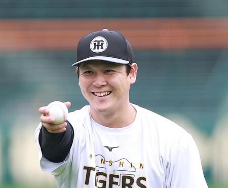 明るい表情で練習する阪神・木下里都＝甲子園（撮影・西田忠信）