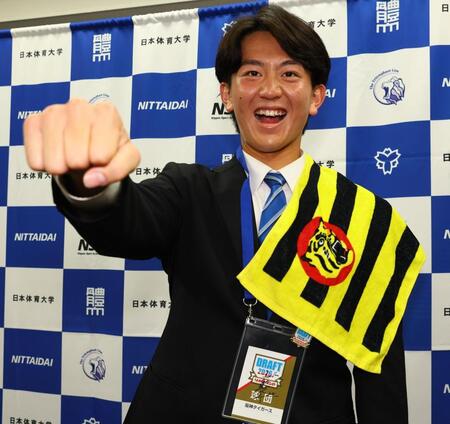 気合を込めた表情で記念撮影に応じるドラフト２位指名の日体大・馬場拓海（撮影・中島達哉）