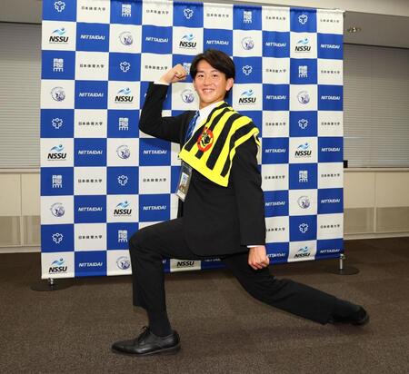 日体大の伝統応援スタイルの「エッサッサ」ポーズで記念撮影に応じるドラフト２位指名の日体大・馬場拓海（撮影・中島達哉）