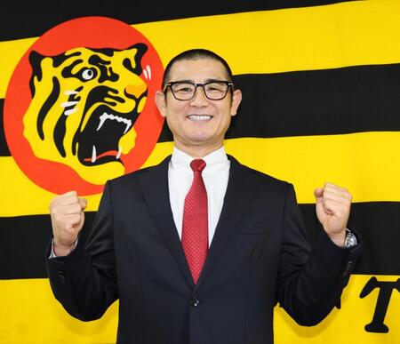 打撃コーチ就任会見を終えた坪井智哉氏はガッツポーズで笑顔を見せる（撮影・田中太一）