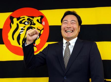 ２軍投手コーチに就任しポーズを決める筒井和也氏（撮影・山口登）