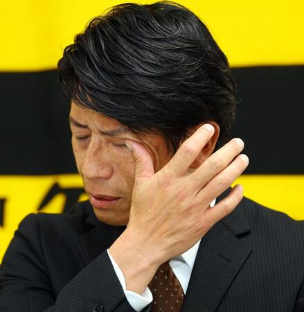 ２軍打撃コーチに就任した的場寛一氏は会見で感極まる（撮影・山口登）