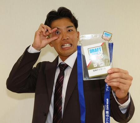 自身が好きな内藤哲也の「内藤ポーズ」で記念撮影に応じるドラフト６位指名の東京ガス・越川海翔（撮影・中島達哉）