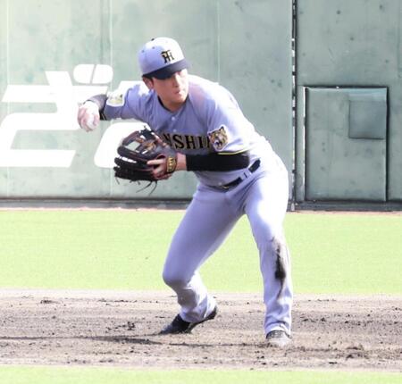 ２回、遊ゴロを処理し二塁へ転送する高寺
