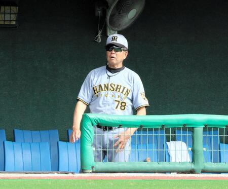 戦況を見つめる平田２軍監督
