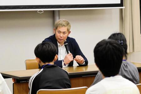 子どもたちに講演を行う阪神・岩田稔ＣＡ