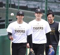 工藤（左）とのキャッチボールを終えた木下（撮影・西田忠信）