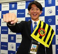 気合を込めた表情で記念撮影に応じるドラフト２位指名の日体大・馬場拓海（撮影・中島達哉）