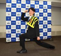 日体大の伝統応援スタイルの「エッサッサ」ポーズで記念撮影に応じるドラフト２位指名の日体大・馬場拓海（撮影・中島達哉）