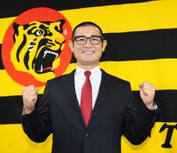 打撃コーチ就任会見を終えた坪井智哉氏はガッツポーズで笑顔を見せる（撮影・田中太一）