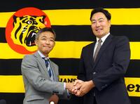 阪神・竹内孝行球団副本部長（左）と握手を交わす筒井和也氏（撮影・山口登）