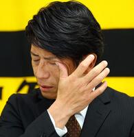 ２軍打撃コーチに就任した的場寛一氏は会見で感極まる（撮影・山口登）